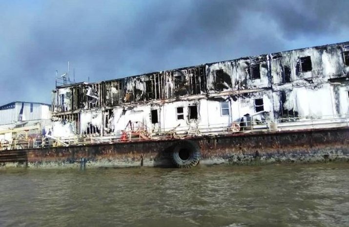 In the early hours of the morning, the accommodation barge La Tonina, property of Pdvsa Petrowarao, caught fire. There were no victims, the workers left on time. Pedernales - Delta Amacuro State.