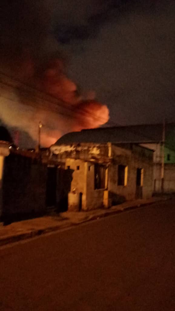 Aragua: At approximately 2:00 a.m. this Sunday, a structure fire was recorded in Lactuario Maracay, located in San José