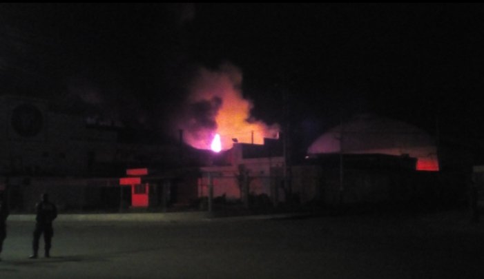 Aragua: At approximately 2:00 a.m. this Sunday, a structure fire was recorded in Lactuario Maracay, located in San José