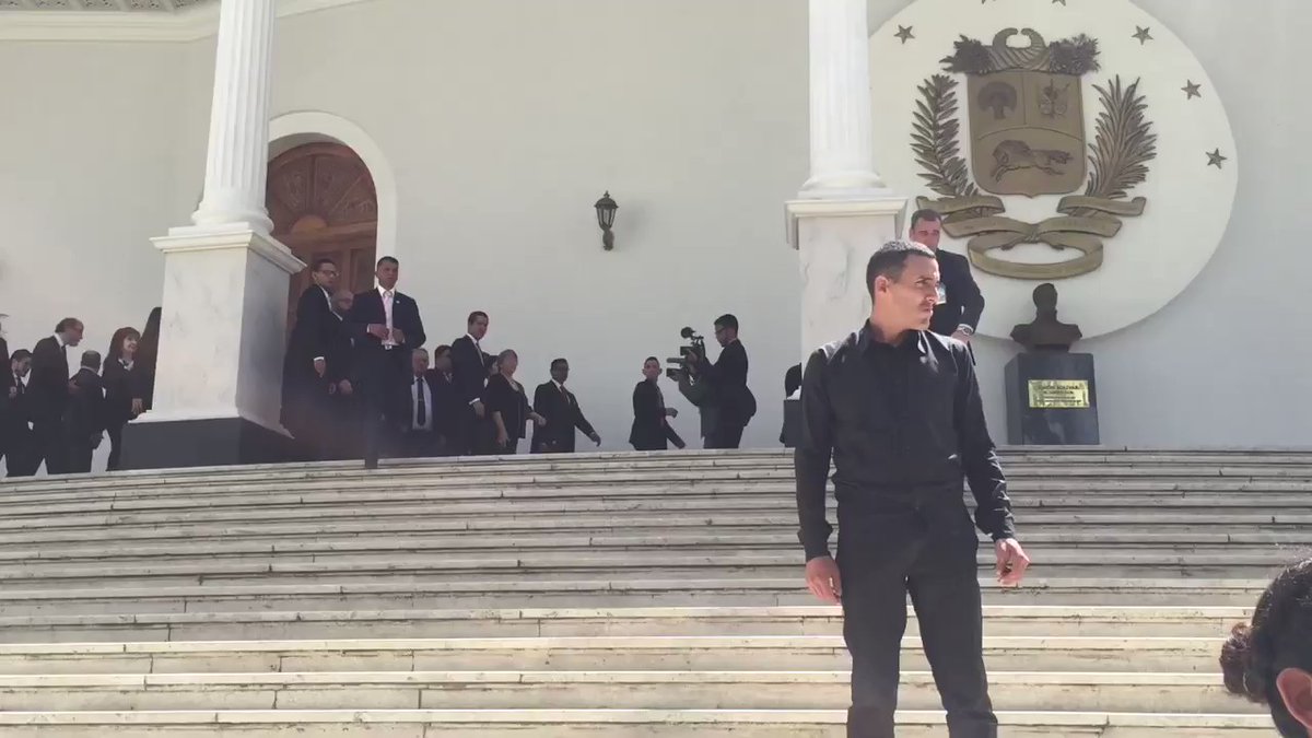 Beeting between Guaidó and Bachelet ends after about an hour. They posed on the steps of the Federal Legislative Palace for the official photo. It is expected that the High Commissioner of the UN will   go to Casa Amarilla for a meeting with representatives of the  National Constituent Assembly