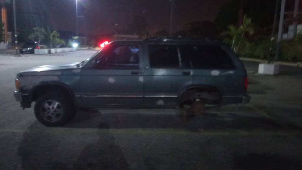 Lara: without rubbers and without rims they left this truck owned by the journalist José David Vásquez, inside the CC Las Trinitarias de Barquisimeto. Alert to those who go there the fact was recorded yesterday