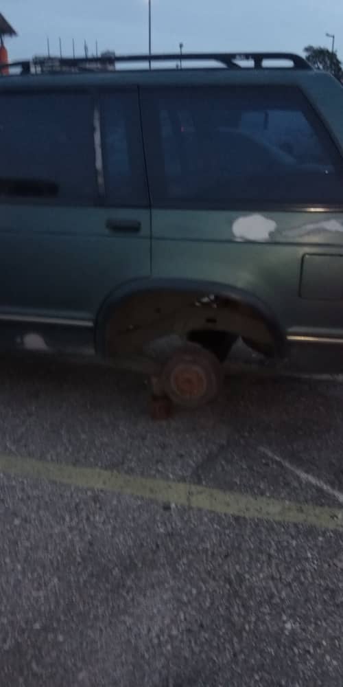 Lara: without rubbers and without rims they left this truck owned by the journalist José David Vásquez, inside the CC Las Trinitarias de Barquisimeto. Alert to those who go there the fact was recorded yesterday