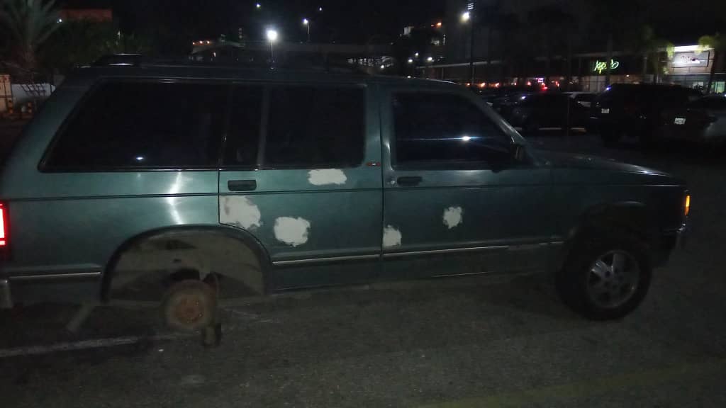 Lara: without rubbers and without rims they left this truck owned by the journalist José David Vásquez, inside the CC Las Trinitarias de Barquisimeto. Alert to those who go there the fact was recorded yesterday