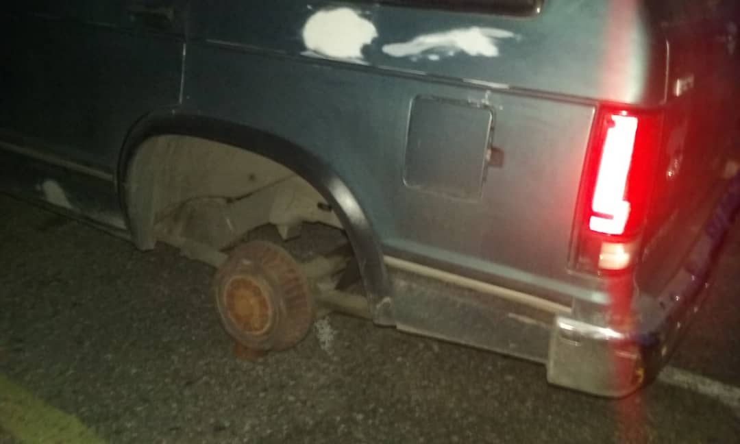 Lara: without rubbers and without rims they left this truck owned by the journalist José David Vásquez, inside the CC Las Trinitarias de Barquisimeto. Alert to those who go there the fact was recorded yesterday
