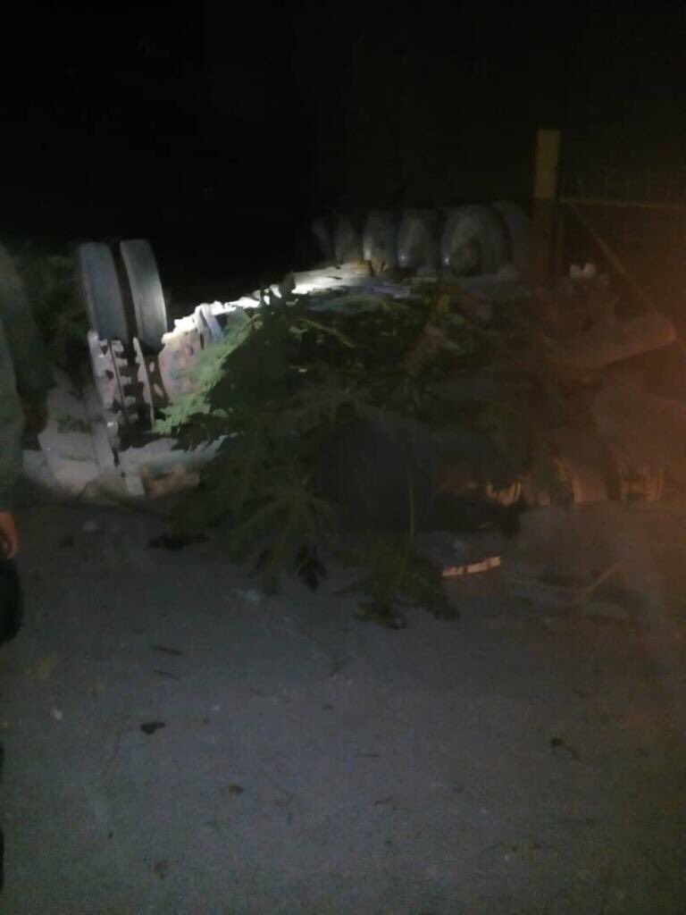 On the road out of Caracas last night a truck badly crashed on a bridge and it's cargo fell off the bridge. The truck was carrying a Venezuelan Army T-72 which landed upside down after the drop 