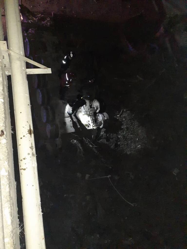 On the road out of Caracas last night a truck badly crashed on a bridge and it's cargo fell off the bridge. The truck was carrying a Venezuelan Army T-72 which landed upside down after the drop 