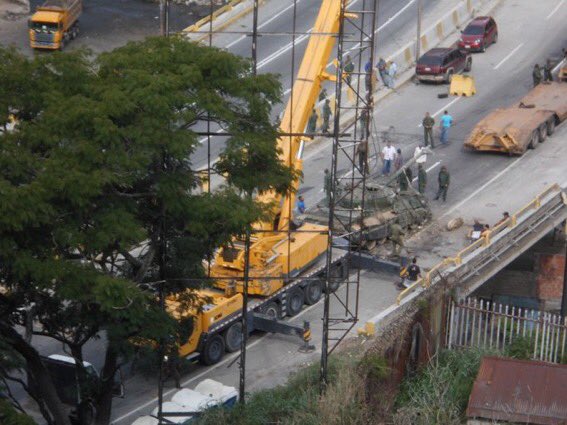 Caracas: The tank has been recovered   