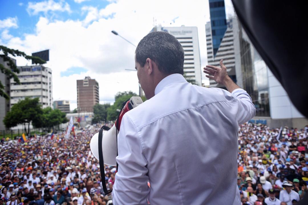 Juan Guaidó in Caracas: The UN has said it clearly, Venezuela lives a dictatorship. While the government is cornered and left alone, we must stay firm and united until we win. 