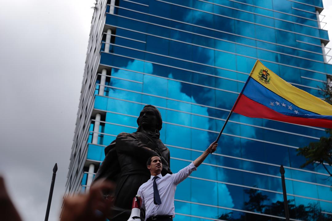 Juan Guaidó in Caracas: The UN has said it clearly, Venezuela lives a dictatorship. While the government is cornered and left alone, we must stay firm and united until we win. 