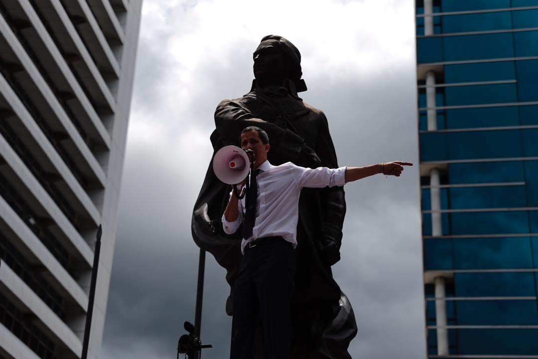 Juan Guaidó in Caracas: The UN has said it clearly, Venezuela lives a dictatorship. While the government is cornered and left alone, we must stay firm and united until we win. 