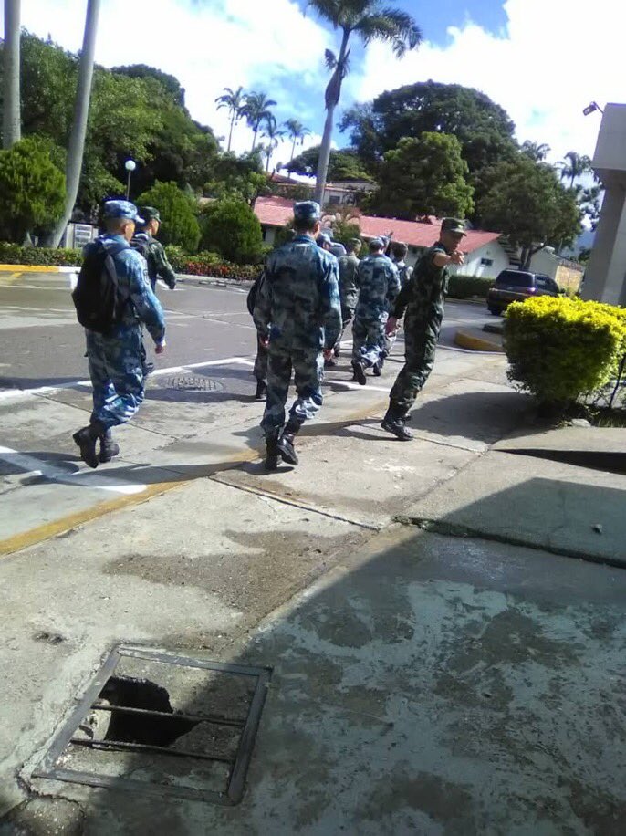 Chinese soldiers spotted in Fuerte Tiuna today  