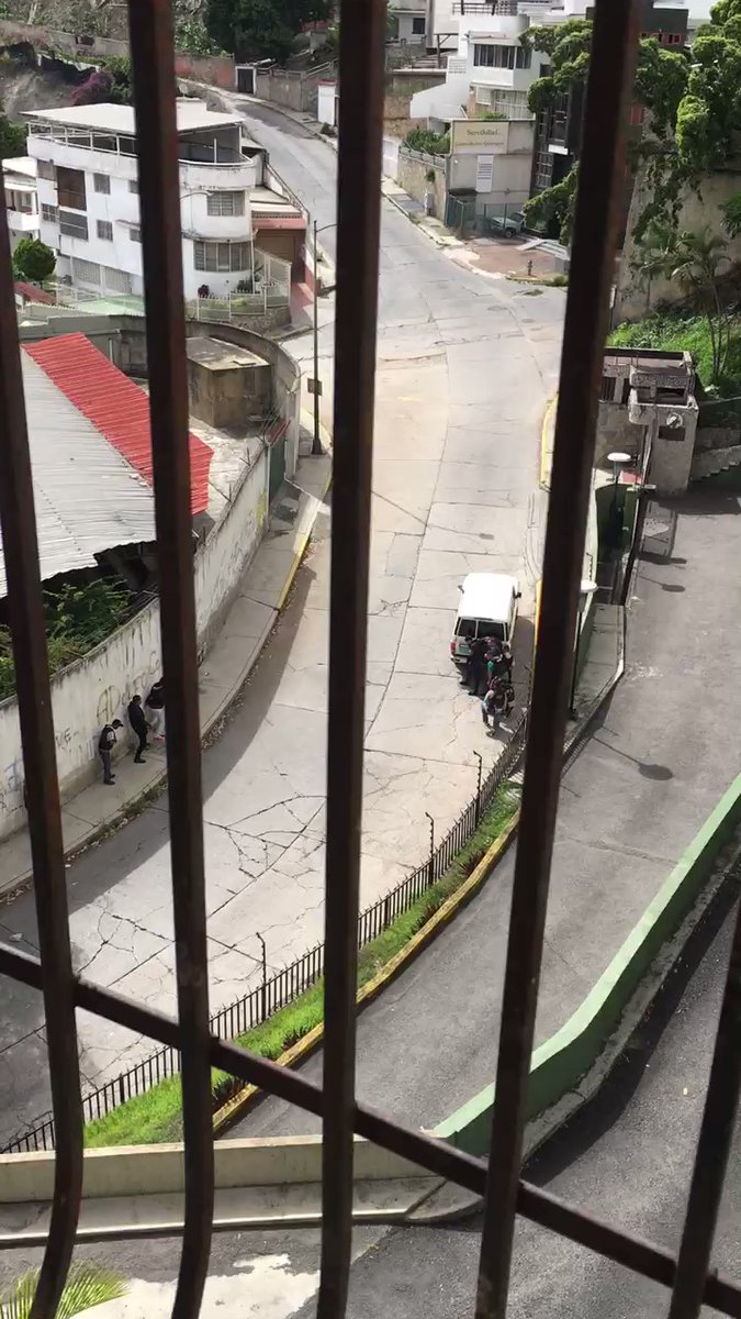Heavy gun battle currently ongoing between police and criminal gangs in the  district of Caracas. Multiple police officers have been wounded by gunshots