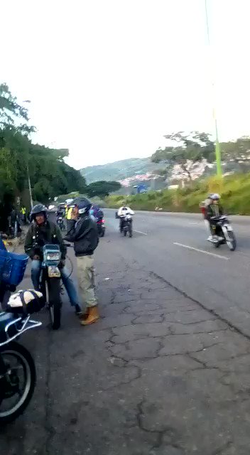 Venezuela Air Defence S-125 system spotted moving north through San Cristobal in Táchira. 2 Transloaders and 2 Launchers along with support vehicles being escorted by the GNB. Military exercises in border regions started today