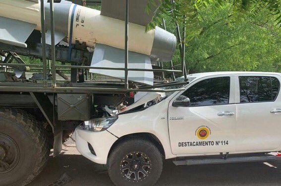 Yesterday in Maracaibo a Pick Up truck crashed into a S-125 transloader which was carrying a dummy missile