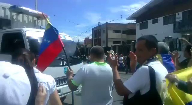 Protestors in Valera, Trujillo forced a police truck to withdraw 