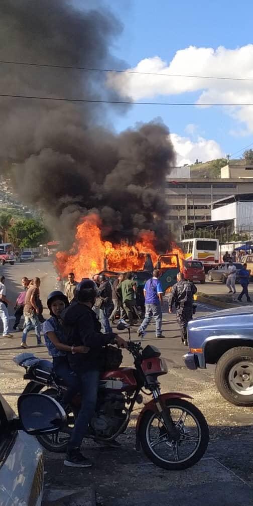 In Caracas the brakes on a GNB truck failed and it crashed into another car which set on fire, 1 civilian dead and 2 injured  