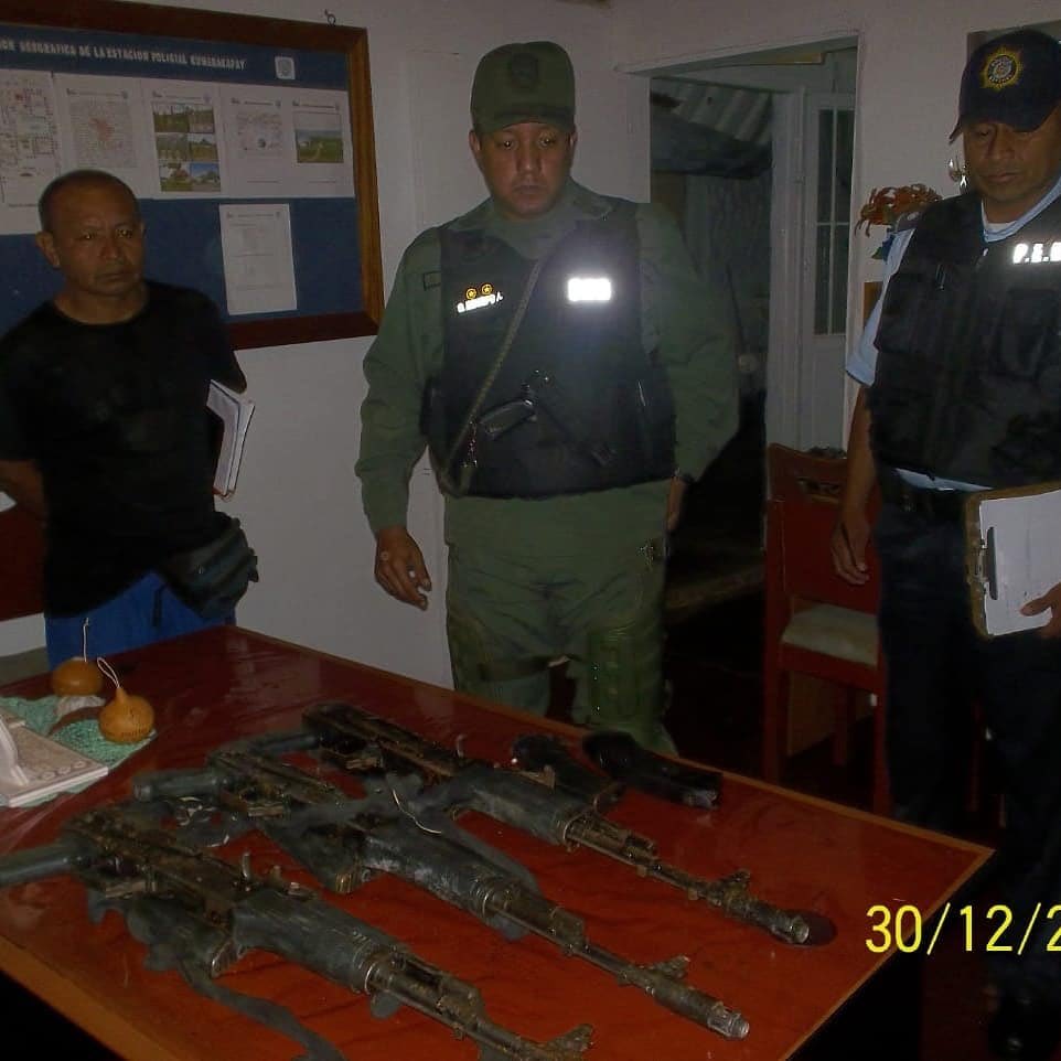 3 AK-103s handed over the GNB in Gran Sabana, reported to be some of the weapons stolen in the raid on the Luepa base.