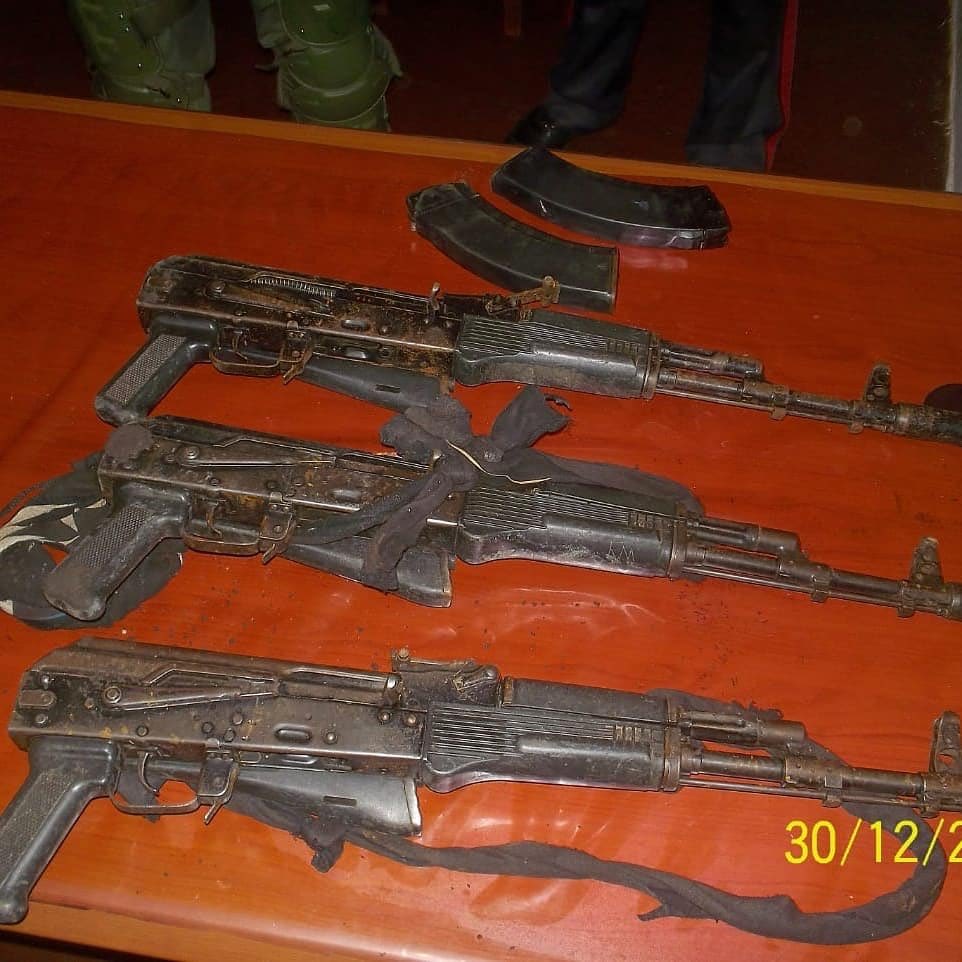 3 AK-103s handed over the GNB in Gran Sabana, reported to be some of the weapons stolen in the raid on the Luepa base.