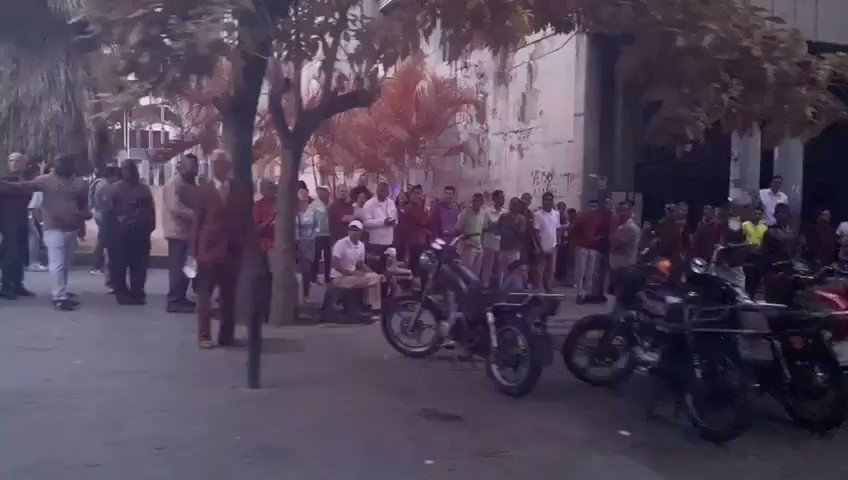 Pro Maduro colectivos attacked a vehicle carrying opposition (pro Guaido) deputies to the National Assembly 