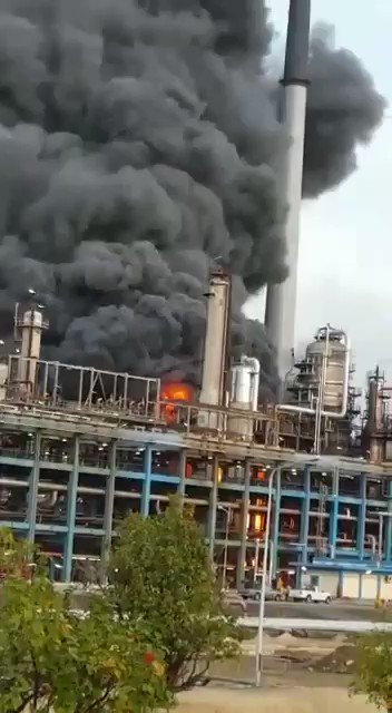 A close up video of the fire at the Cardon refinery
