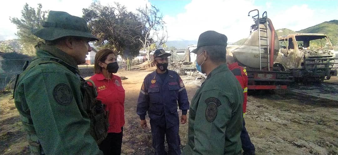 Photos from inside Fuerte Tiuna showing a fuel tanker and a truck destroyed by the fire in the logistical command area