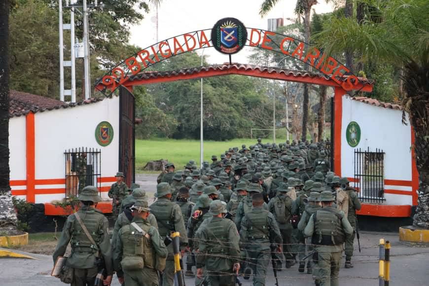 Mass military deployment to Apure, a C-130 and a Y-8 transport plane delivered hundreds of soldiers to Guasdualito in Apure and the 92 Caribe brigade. It looks like they might be deploying in response to FARC again