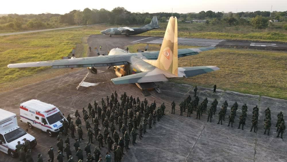 Mass military deployment to Apure, a C-130 and a Y-8 transport plane delivered hundreds of soldiers to Guasdualito in Apure and the 92 Caribe brigade. It looks like they might be deploying in response to FARC again