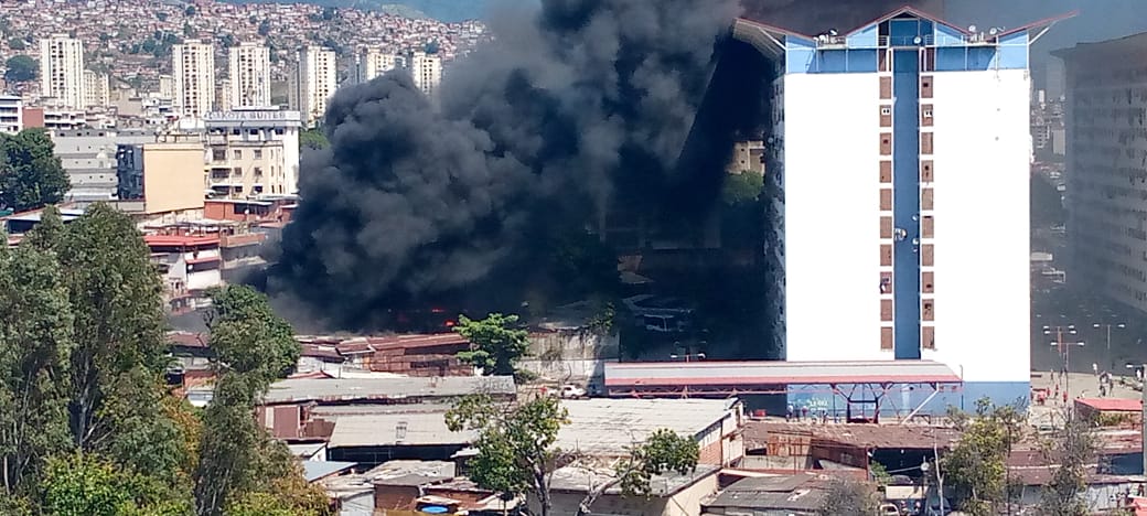 26Ene 1:09pm Caracas Sucesos  @RCamachoVenezuela: En estos momento se desarrolla un incendio en La Paz, adyacente a una chivera en municipio Libertador. Bomberos Dtto Capital y PNB en el sitio