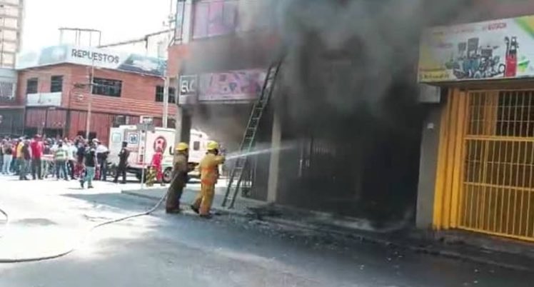 3Feb Incendio Lara  @Fredyandradea: El CICPC en el sitio del incendio, carrera 18 entre calle 41 y 42 de Barquisimeto, los  Bomberos de Iribarren trabajan para rescatar el cadáver del local comercial afectado por el siniestro