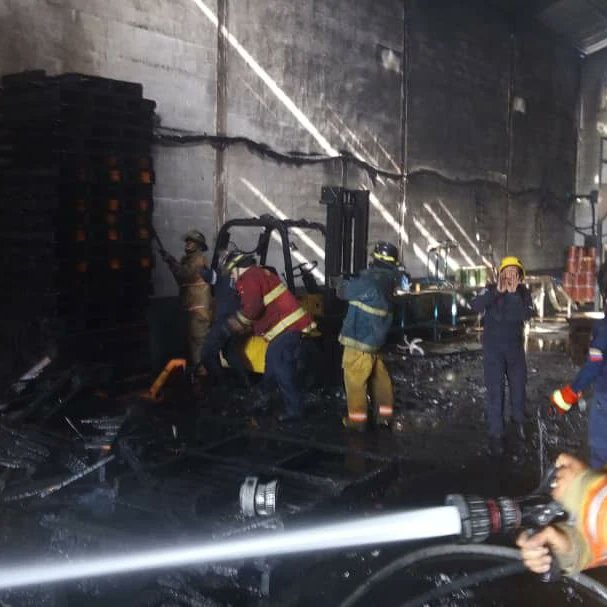 Aragua 30mar incendio de estructura en la av. Intercomunal . @bomberos_de_aragua en el sitio