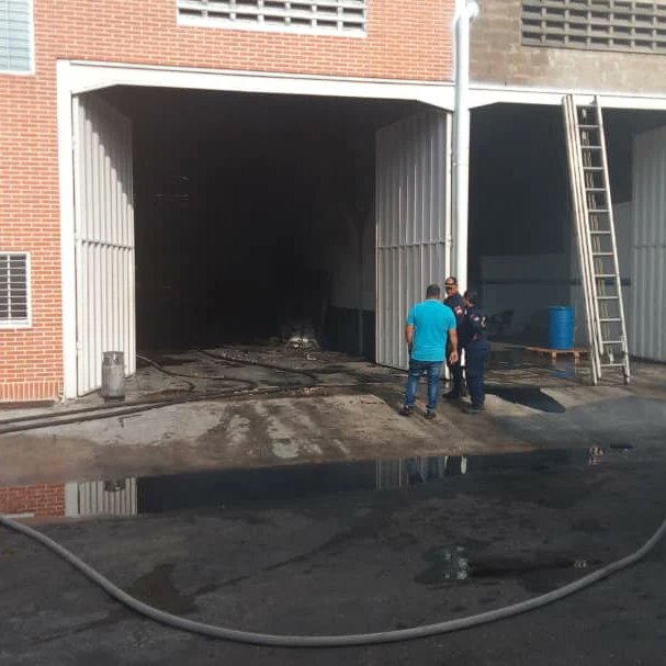 Aragua 30mar incendio de estructura en la av. Intercomunal . @bomberos_de_aragua en el sitio