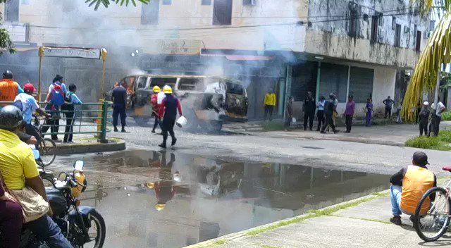 Apure: Bomberos de Apure, llegaron en transporte público a  sofocar el incendio de un micro-bus en el paseo Libertador.  A tobos hicieron su trabajo, tomando aguas de lluvias de la calle por no tener equipos. 15Jun  - @pregonapure1