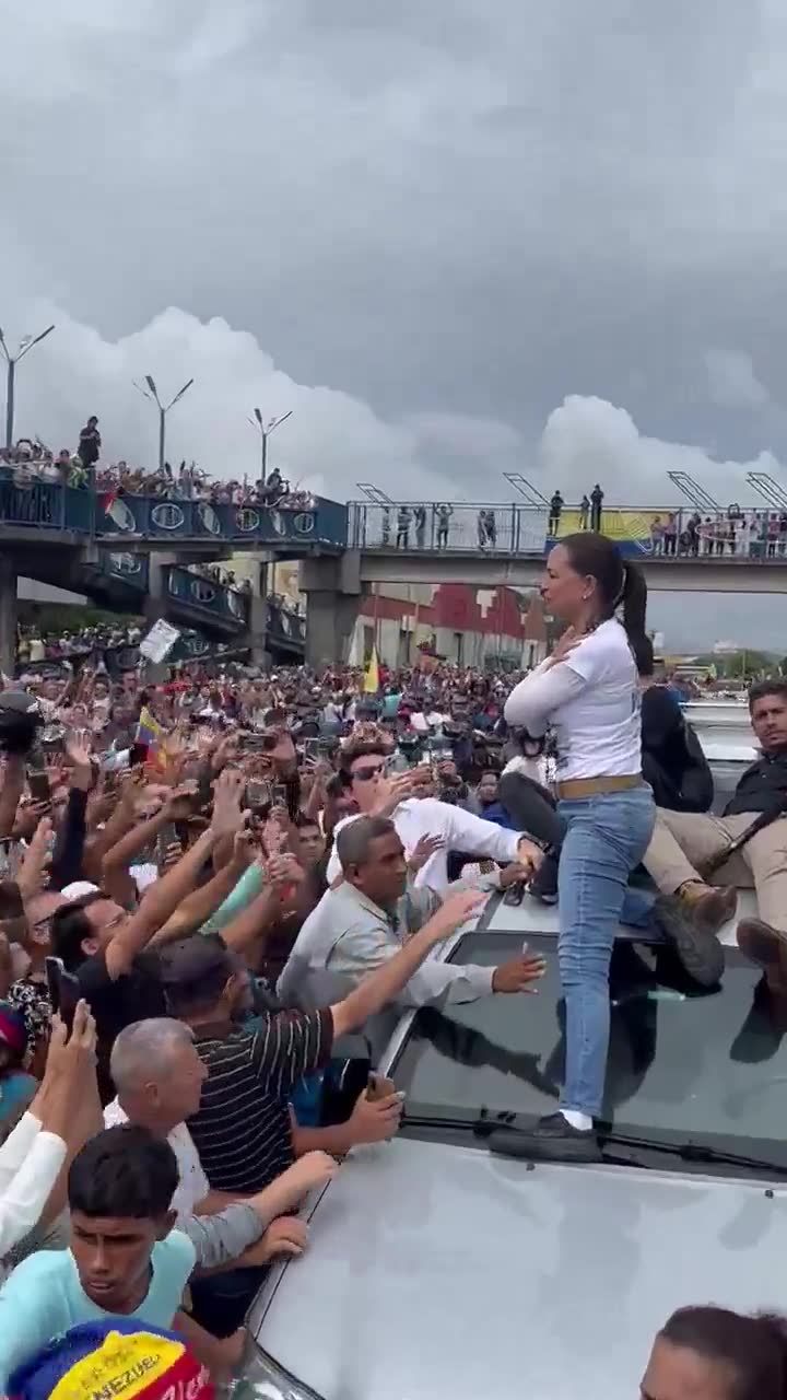 Barquisimetanos received the opposition leader, María Corina Machado, as part of her national tour, ahead of the presidential elections