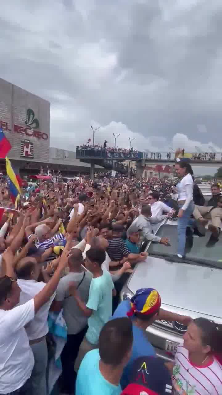 Barquisimetanos recibieron a la líder opositora, María Corina Machado, como parte de su gira nacional, de cara a las elecciones presidenciales