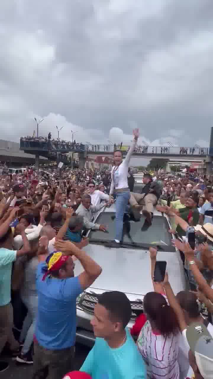Barquisimetanos received the opposition leader, María Corina Machado, as part of her national tour, ahead of the presidential elections