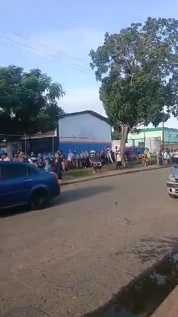 GUAYANA CITY: 8:15 am report  of incidents at the EB Primero Mayo II in San Félix the machine at table 2 was damaged, after 2 people voted and the power went out in the sector