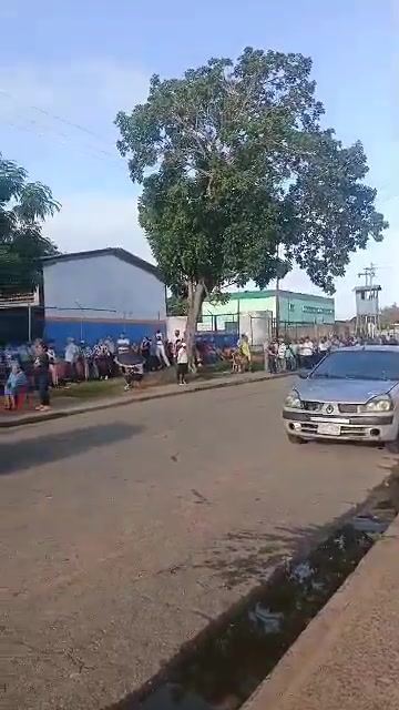 GUAYANA CITY: 8:15 am report  of incidents at the EB Primero Mayo II in San Félix the machine at table 2 was damaged, after 2 people voted and the power went out in the sector