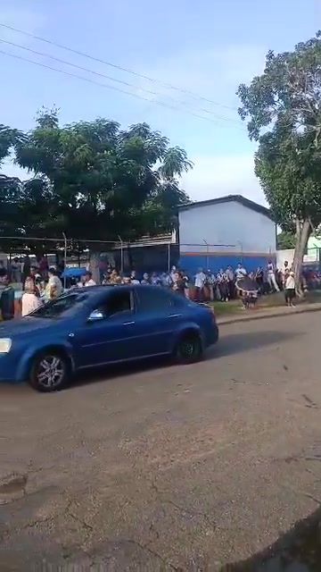 GUAYANA CITY: 8:15 am report  of incidents at the EB Primero Mayo II in San Félix the machine at table 2 was damaged, after 2 people voted and the power went out in the sector