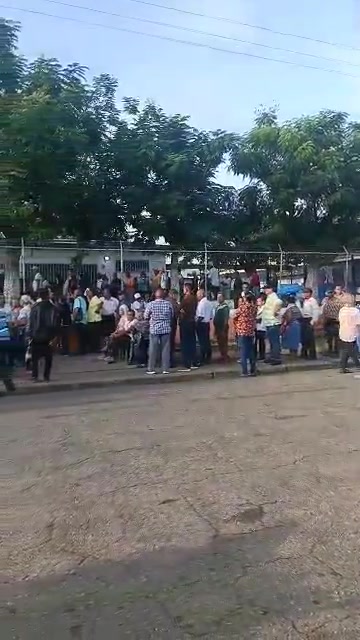 GUAYANA CITY: 8:15 am report  of incidents at the EB Primero Mayo II in San Félix the machine at table 2 was damaged, after 2 people voted and the power went out in the sector