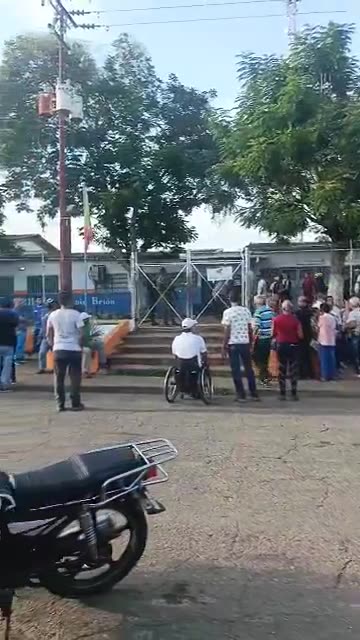 GUAYANA CITY: 8:15 am report  of incidents at the EB Primero Mayo II in San Félix the machine at table 2 was damaged, after 2 people voted and the power went out in the sector