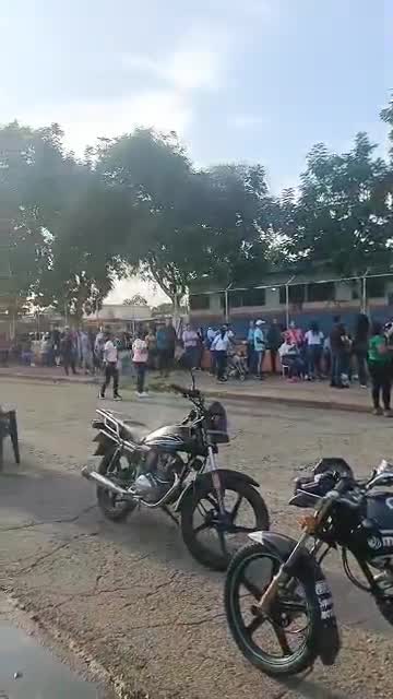 CIUDAD GUAYANA: 8:15 am   Nos reportan incidencias en le E.B Primero Mayo II en San Félix “la máquina de la mesa 2 se dañó, luego de votar 2 personas y se fue la luz en el sector”