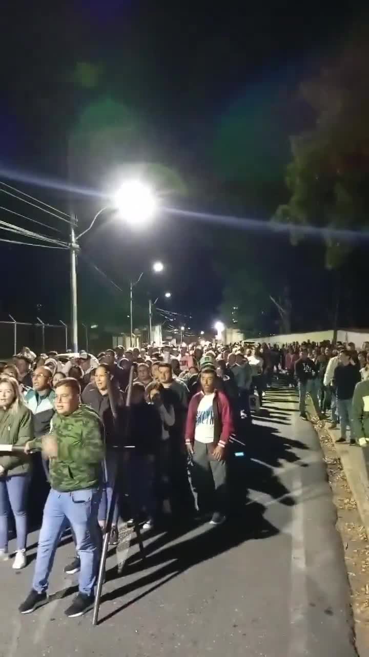 VenezuelaElige: At 5am voters in the Rivas Dávila municipality in the state of Mérida sang the national anthem, waiting for the opening time of the center