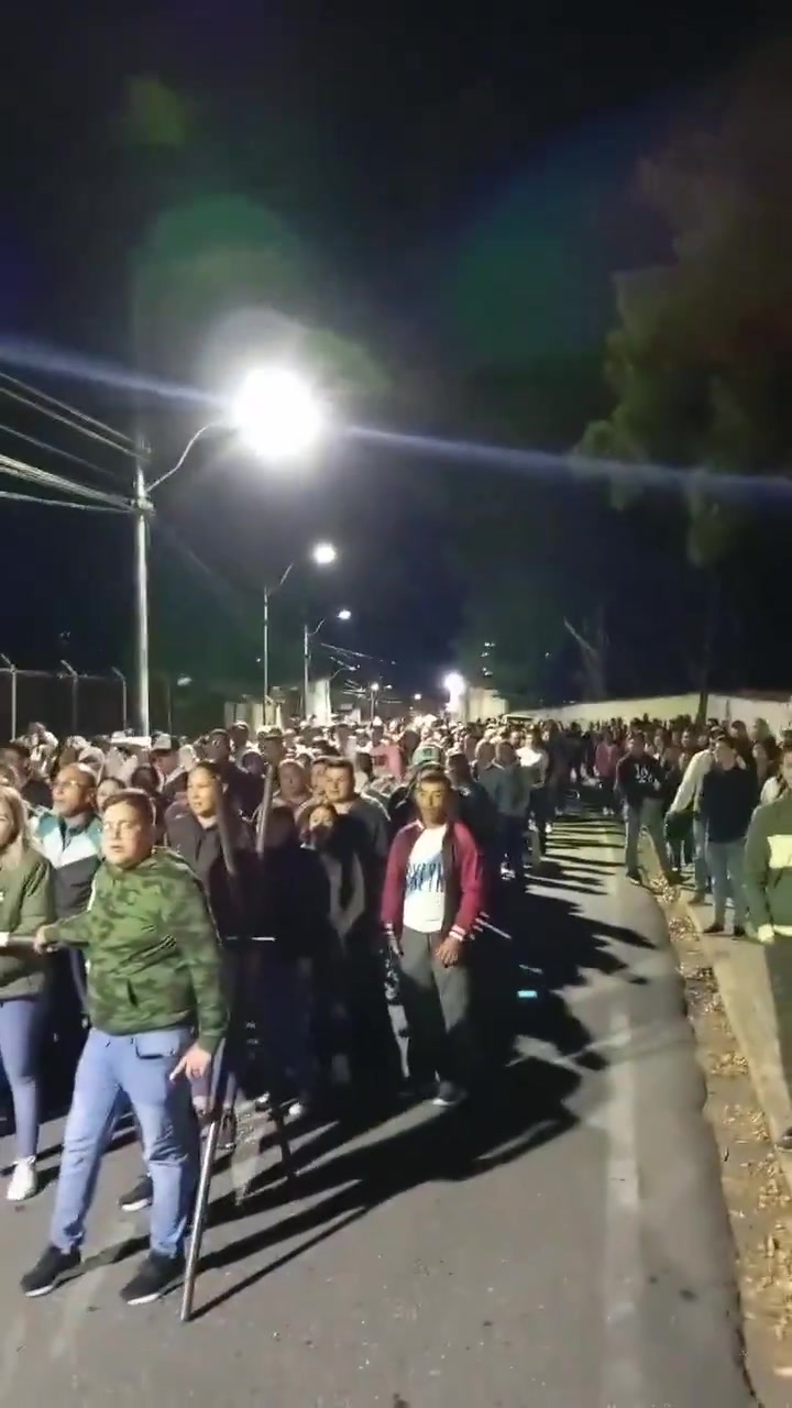 VenezuelaElige: A las 5am los votantes en el municipio Rivas Dávila en el estado Mérida cantaron el himno nacional, a la espera de la hora de apertura del centro n