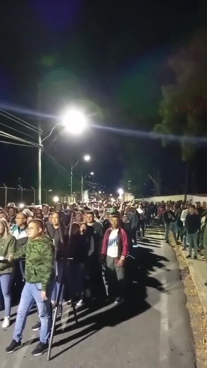 VenezuelaElige: A las 5am los votantes en el municipio Rivas Dávila en el estado Mérida cantaron el himno nacional, a la espera de la hora de apertura del centro n