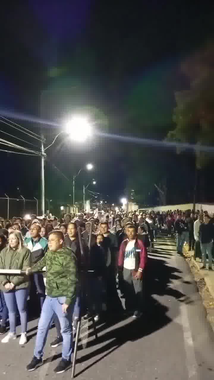 VenezuelaElige: At 5am voters in the Rivas Dávila municipality in the state of Mérida sang the national anthem, waiting for the opening time of the center