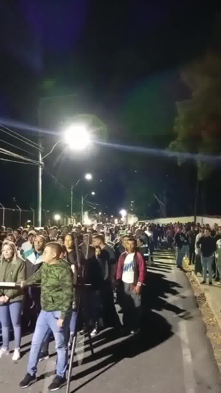 VenezuelaElige: A las 5am los votantes en el municipio Rivas Dávila en el estado Mérida cantaron el himno nacional, a la espera de la hora de apertura del centro n