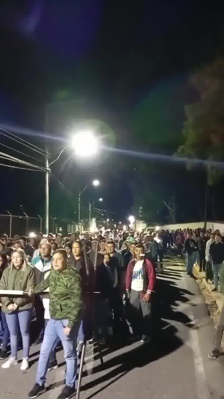 VenezuelaElige: A las 5am los votantes en el municipio Rivas Dávila en el estado Mérida cantaron el himno nacional, a la espera de la hora de apertura del centro n