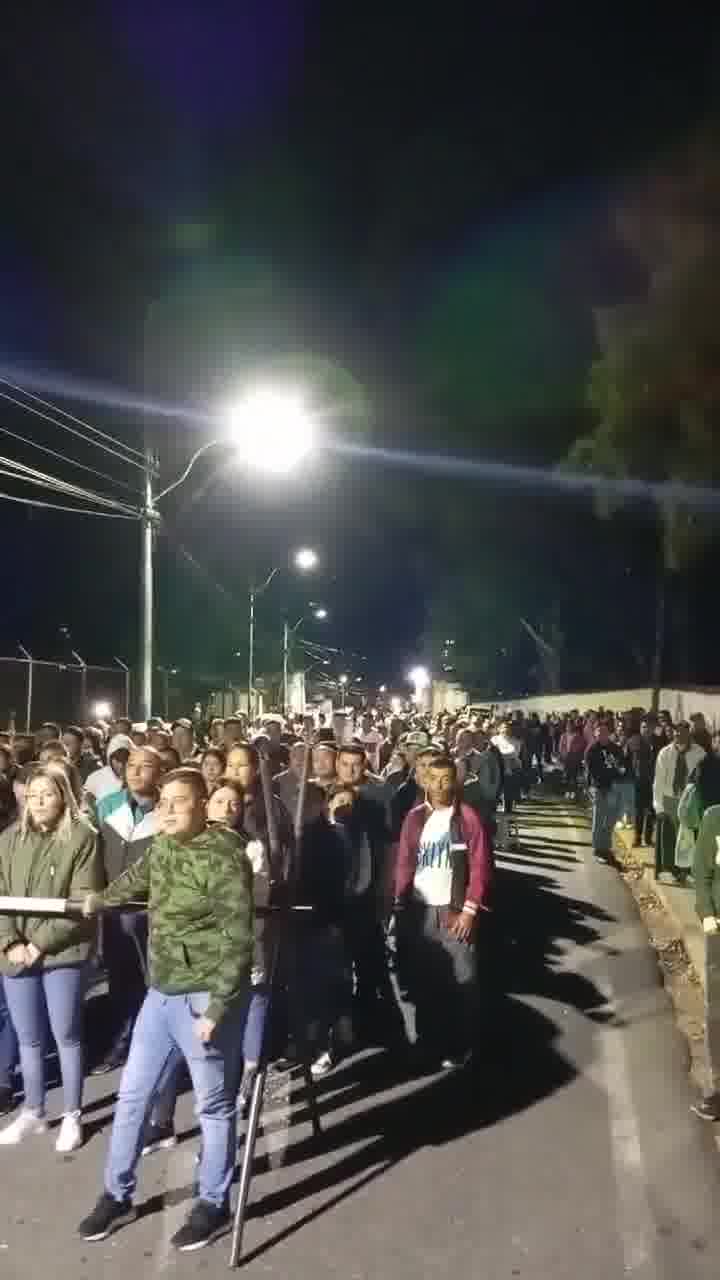 VenezuelaElige: A las 5am los votantes en el municipio Rivas Dávila en el estado Mérida cantaron el himno nacional, a la espera de la hora de apertura del centro n