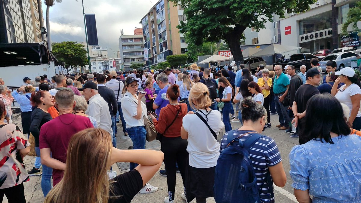 VenezuelaElige In Caracas reported a delay in the opening of some voting centers but the authorities in the schools assure that they are about to open