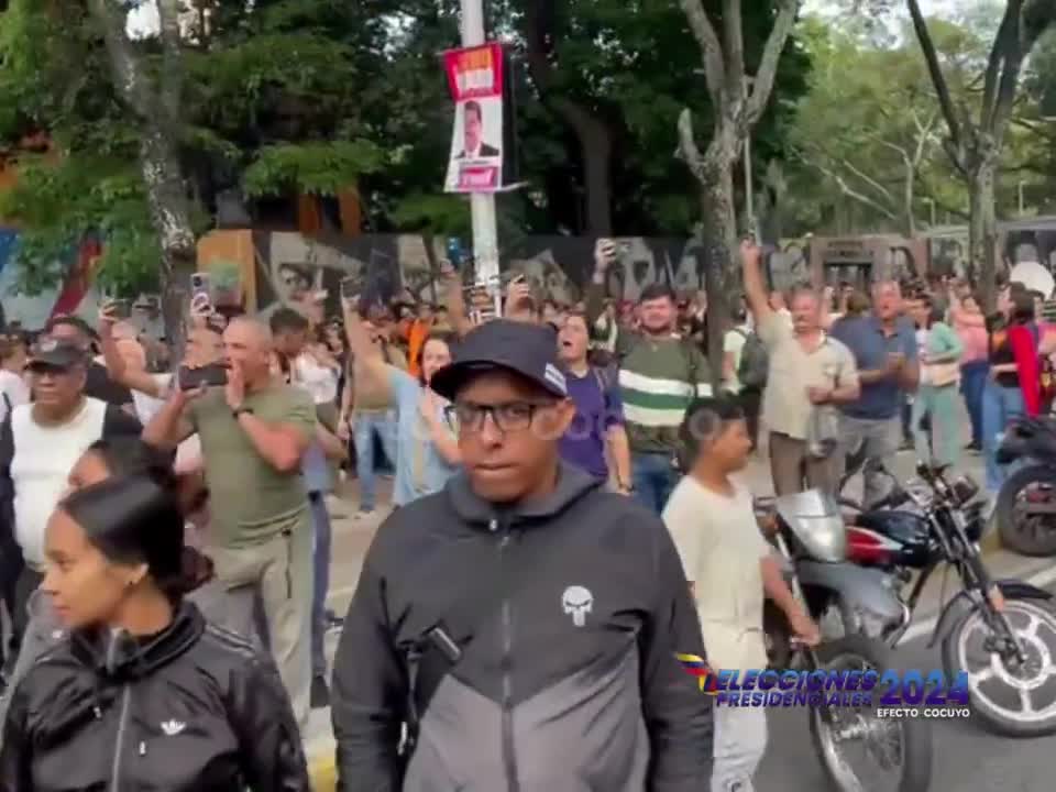 Le candidat Daniel Ceballos arrive au lycée Andrés Bello et est reçu avec des huées. Les électeurs crient  dehors,  vendu,  scorpion